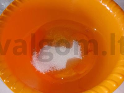 Beigluteniai blynai su sviestu Žingsnis 1