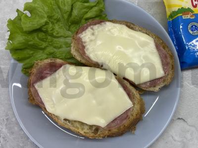 Karšti sumuštiniai su lydytu sūriu ir dešra pagrindine nuotrauka