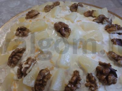 Puikus salotas su konservuotais ananasais ir graikiniais riešutais pagrindine nuotrauka