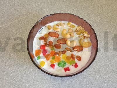 Ryžių košė su kokosų aliejumi, cukatais, razinomis ir riešutais pagrindine nuotrauka