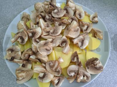 Vištiena, kepta su sausa adžika, rozmarinu, bulvėmis ir pievagrybiais Žingsnis 2