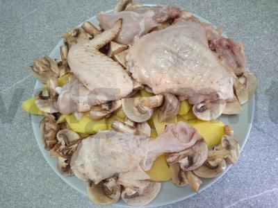 Vištiena, kepta su sausa adžika, rozmarinu, bulvėmis ir pievagrybiais Žingsnis 3