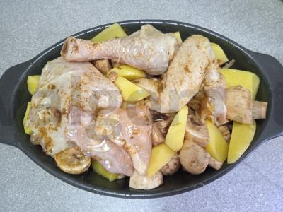 Vištiena, kepta su sausa adžika, rozmarinu, bulvėmis ir pievagrybiais Žingsnis 5