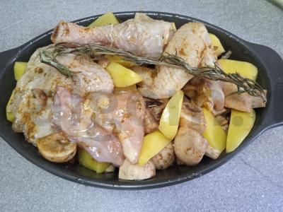 Vištiena, kepta su sausa adžika, rozmarinu, bulvėmis ir pievagrybiais Žingsnis 6