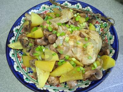 Vištiena, kepta su sausa adžika, rozmarinu, bulvėmis ir pievagrybiais pagrindine nuotrauka