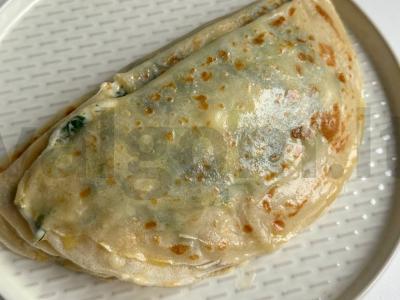 Kūtabai su sūriu ir žolelėmis keptuvėje pagrindine nuotrauka