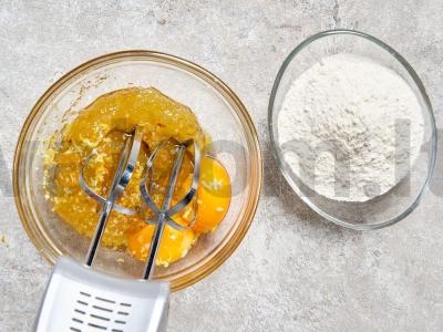 Citrininiai keksiukai su kondensuotu pienu Žingsnis 1