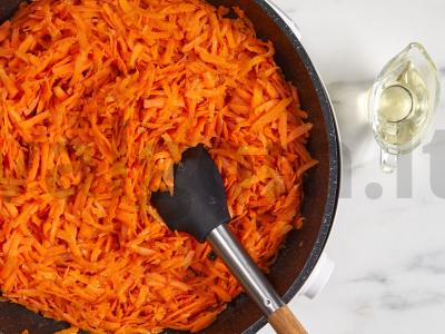 Morkų ritinys su kiaušiniu ir sūriu Žingsnis 2