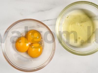 Morkų ritinys su kiaušiniu ir sūriu Žingsnis 4