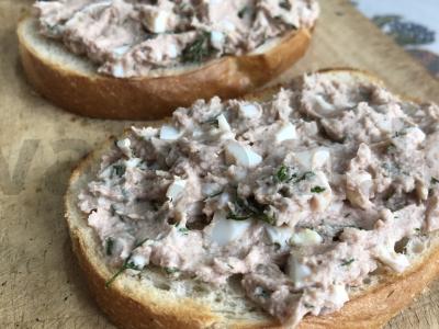 Brusketa su menkės kepenimis ir kiaušiniu pagrindine nuotrauka