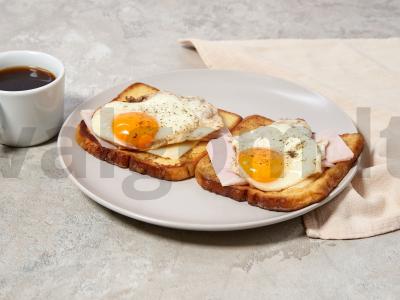 Skrebučiai su kiaušiniu, kumpiu ir sūriu pusryčiams pagrindine nuotrauka