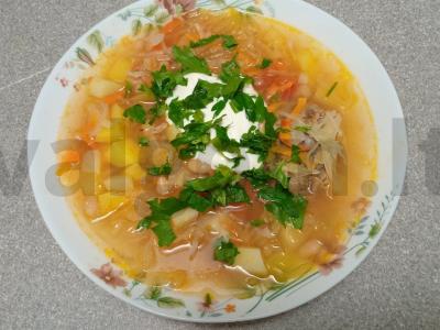 Borsčas ant jautienos sultinio su konservuotomis pupelėmis pagrindine nuotrauka