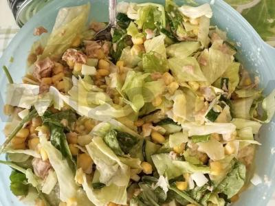 Salotos su konservuotu tunu pagrindine nuotrauka