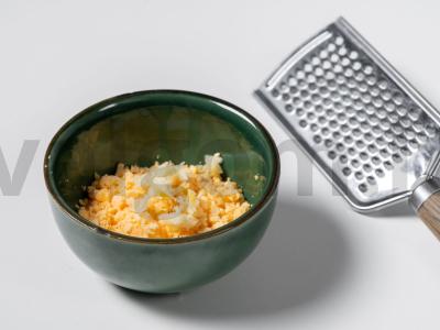 Salotas „Sniego pusnys“ su vištienos krūtinėle Žingsnis 8