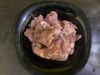 Kalakutienos troškinys su marinuotais agurkais Žingsnis 1