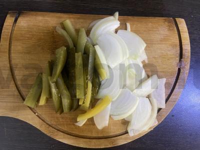 Kalakutienos troškinys su marinuotais agurkais Žingsnis 3