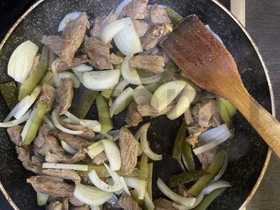 Kalakutienos troškinys su marinuotais agurkais Žingsnis 4