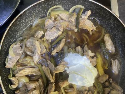 Kalakutienos troškinys su marinuotais agurkais Žingsnis 6