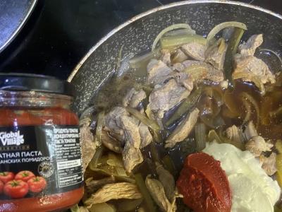 Kalakutienos troškinys su marinuotais agurkais Žingsnis 7