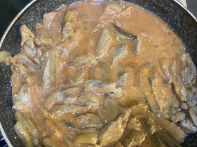 Kalakutienos troškinys su marinuotais agurkais Žingsnis 9