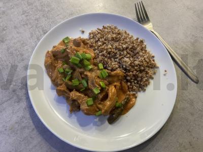 Kalakutienos troškinys su marinuotais agurkais pagrindine nuotrauka