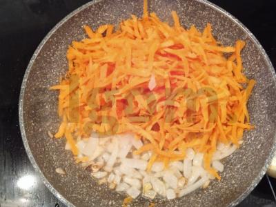 Salotos su vištienos kepenėlėmis ir keptomis morkomis Žingsnis 3