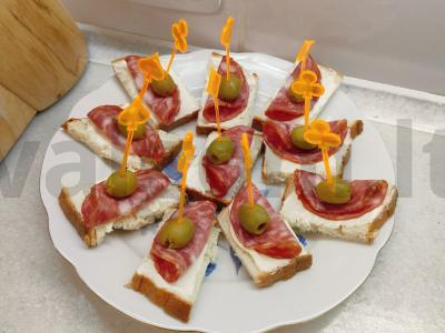 Užkandžių sumuštiniai su alyvuogėmis pagrindine nuotrauka