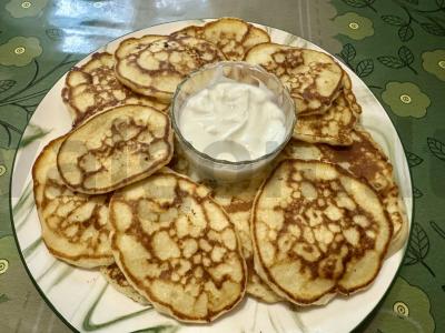 Blynai su suluguni sūriu pagrindine nuotrauka