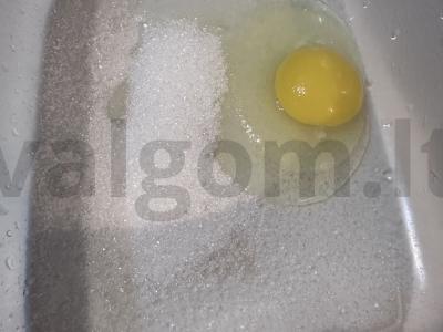 Kreminiai blynai su džiovintais kiviais Žingsnis 1