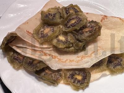 Kreminiai blynai su džiovintais kiviais pagrindine nuotrauka