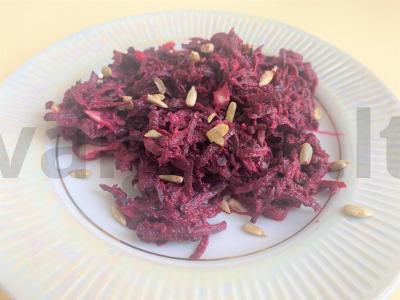 Burokėlių salotos su saulėgrąžų sėklomis pagrindine nuotrauka