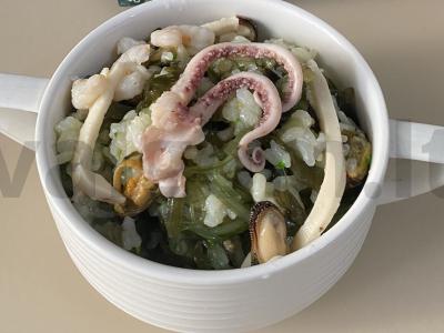 Salotos su jūros gėrybėmis ir ryžiais pagrindine nuotrauka