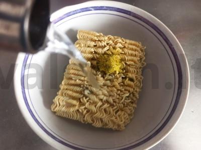 Greitai paruošiamas sriuba su makaronais, kepta dešra ir krienų padažu Žingsnis 2