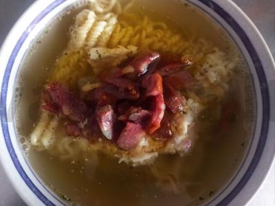 Greitai paruošiamas sriuba su makaronais, kepta dešra ir krienų padažu Žingsnis 4