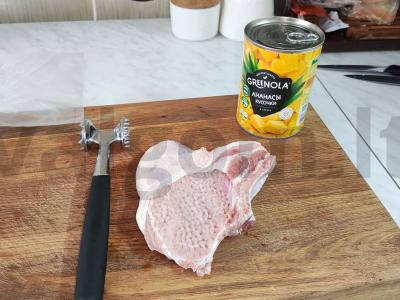 Sultinga kiauliena su ananasu po sūrio kepure Žingsnis 1