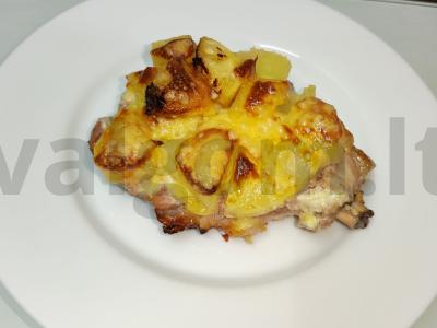 Sultinga kiauliena su ananasu po sūrio kepure pagrindine nuotrauka