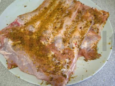 Kepti kiaulienos šonkauliai su sausa adžika ir česnaku Žingsnis 2