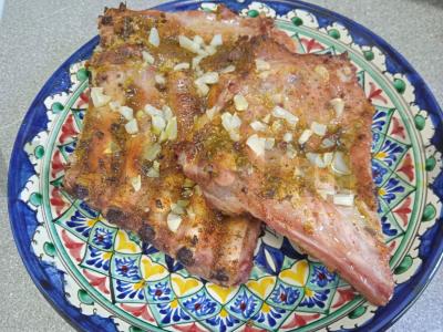 Kepti kiaulienos šonkauliai su sausa adžika ir česnaku Žingsnis 6