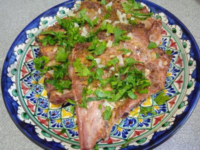 Kepti kiaulienos šonkauliai su sausa adžika ir česnaku pagrindine nuotrauka