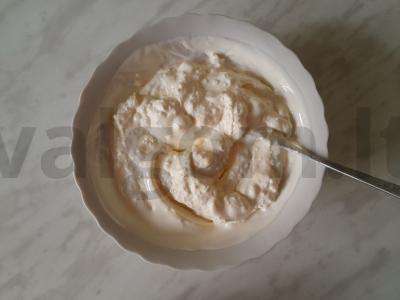 Varškės desertas su baltuoju šokoladu Žingsnis 2