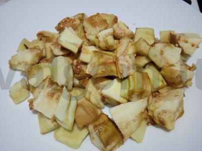 Salotas su traškiais baklažanais, granato sėklomis ir graikiniais riešutais Žingsnis 1