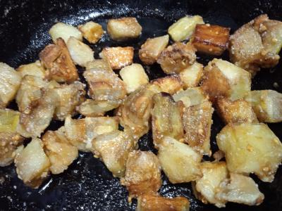 Salotas su traškiais baklažanais, granato sėklomis ir graikiniais riešutais Žingsnis 4