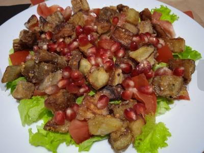 Salotas su traškiais baklažanais, granato sėklomis ir graikiniais riešutais Žingsnis 8