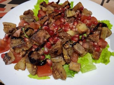 Salotas su traškiais baklažanais, granato sėklomis ir graikiniais riešutais Žingsnis 9