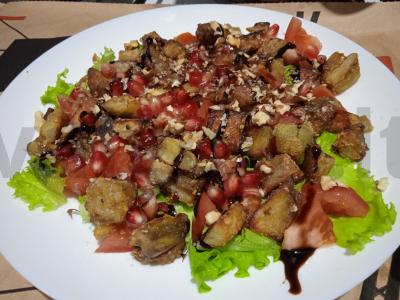 Salotas su traškiais baklažanais, granato sėklomis ir graikiniais riešutais Žingsnis 10