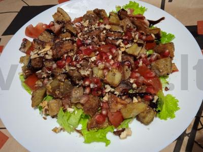 Salotas su traškiais baklažanais, granato sėklomis ir graikiniais riešutais pagrindine nuotrauka