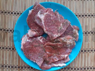 Keptas mėsa su daržovėmis ir sūriu Žingsnis 2