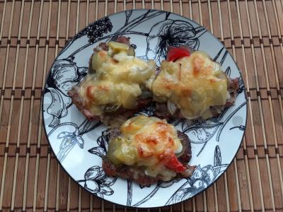 Keptas mėsa su daržovėmis ir sūriu pagrindine nuotrauka