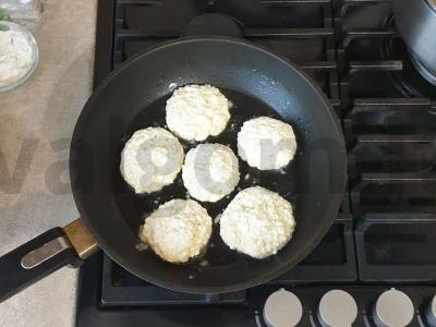 Sūrio blynai su bananų įdaru ir cukraus pudra Žingsnis 6