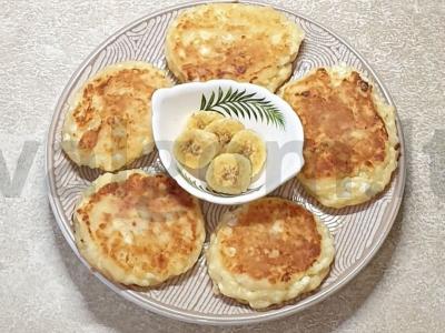 Sūrio blynai su bananų įdaru ir cukraus pudra pagrindine nuotrauka